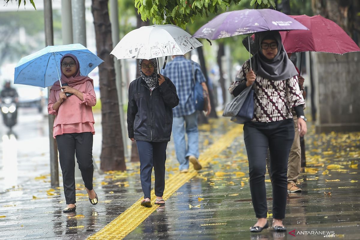 Awas, kilat dan angin kencang di dua kawasan di DKI