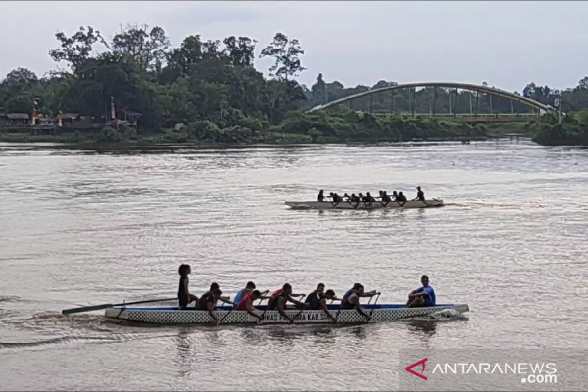 Satu-satunya peserta, Tim putri Malaysia terpaksa berlaga di kategori putra di Serindit Boat Race