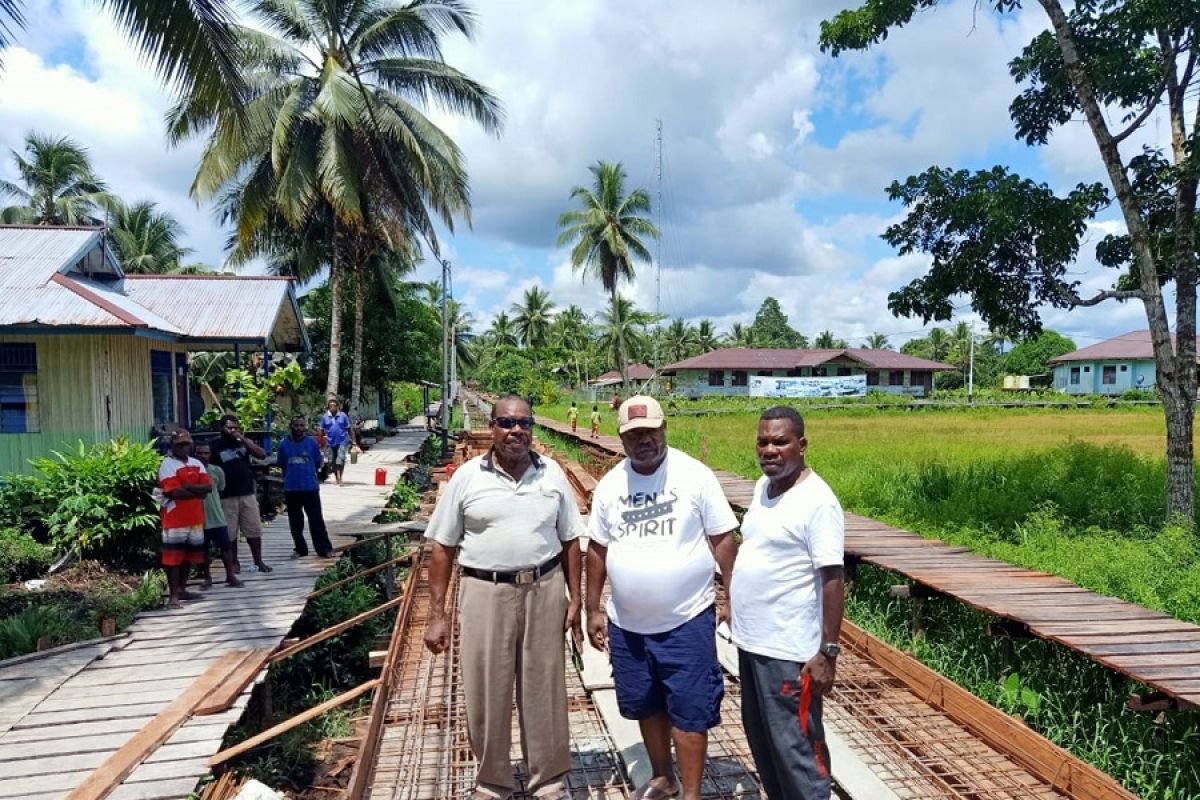 Bupati Asmat tinjau proyek jalan di Akat