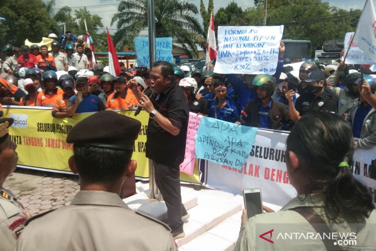 Ratusan buruh Dumai tolak penetapan UMK Rp3,289 juta