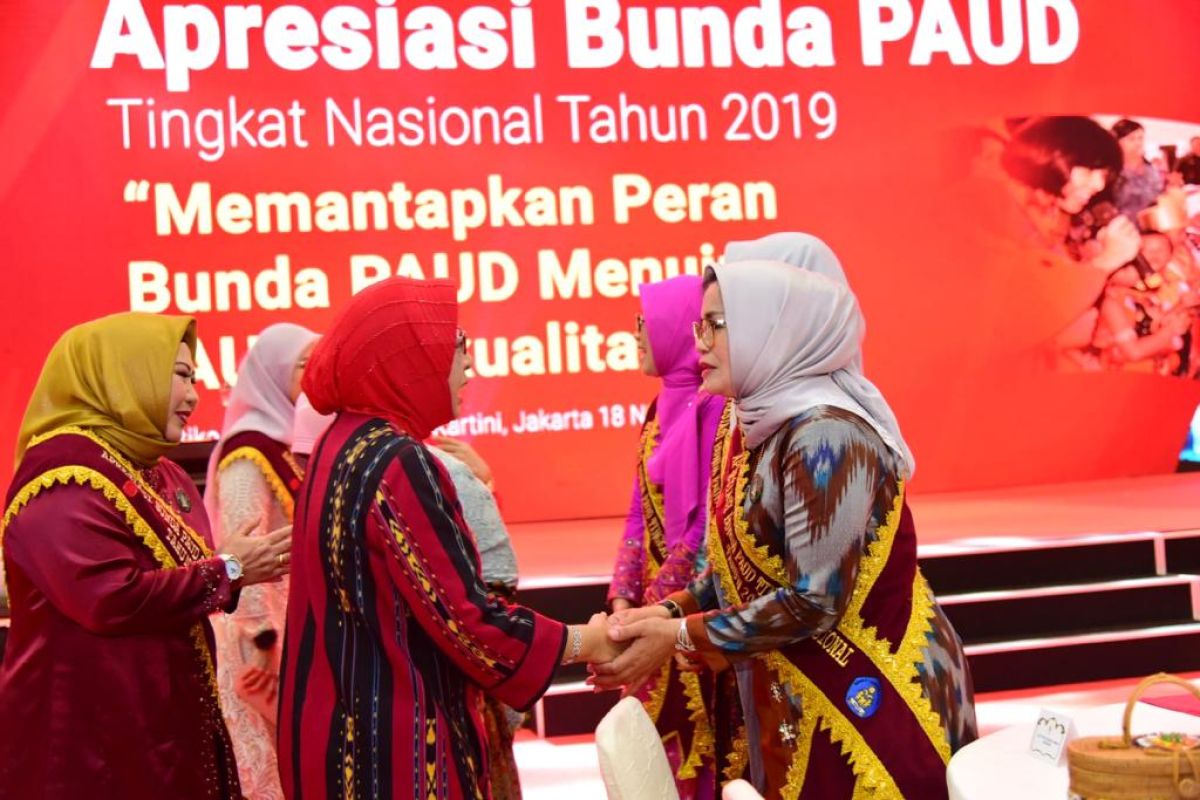 Kemendikbud beri pin emas kepada Bunda PAUD Sulsel