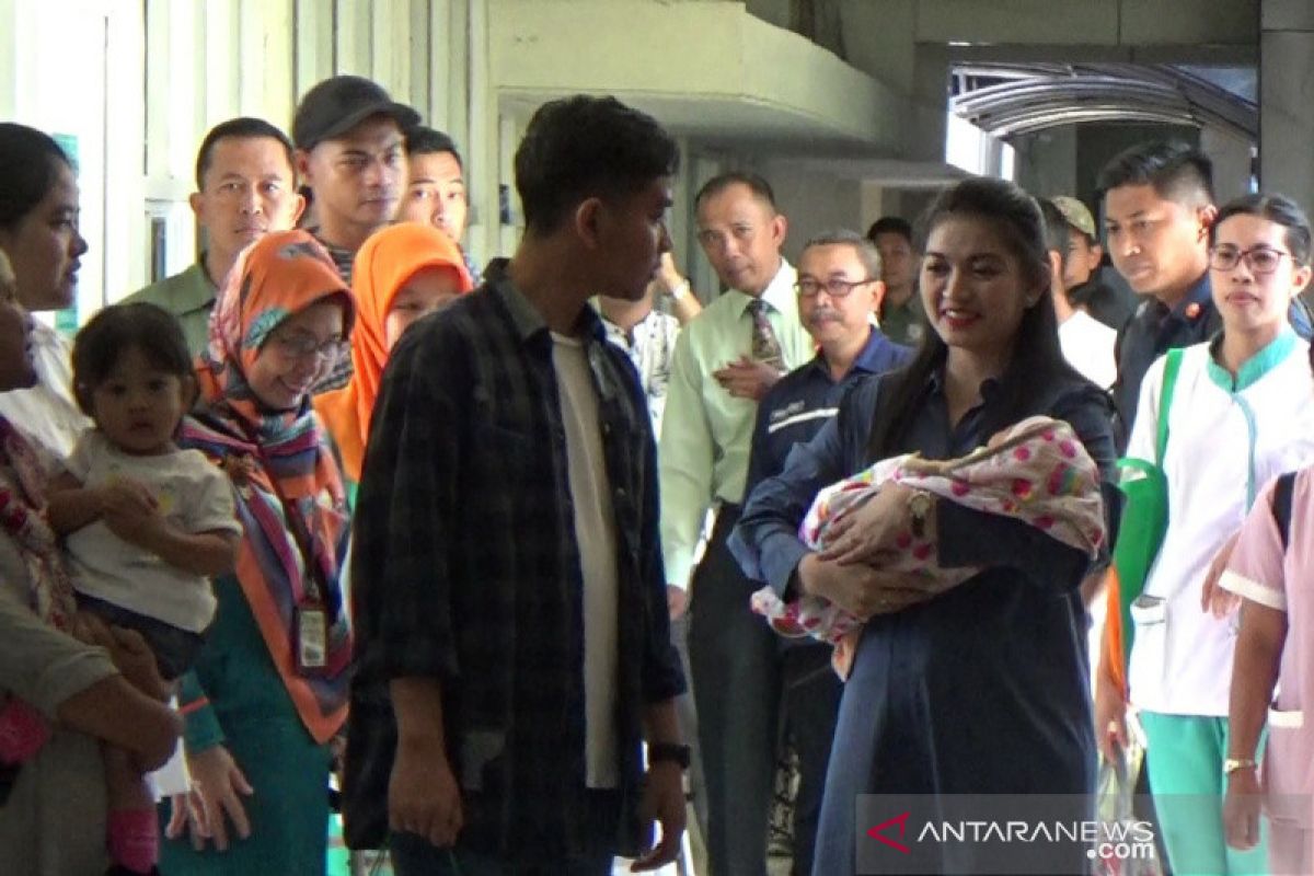 Selvi Ananda dan La Lembah Manah pulang dari RS dijemput Iriana Jokowi