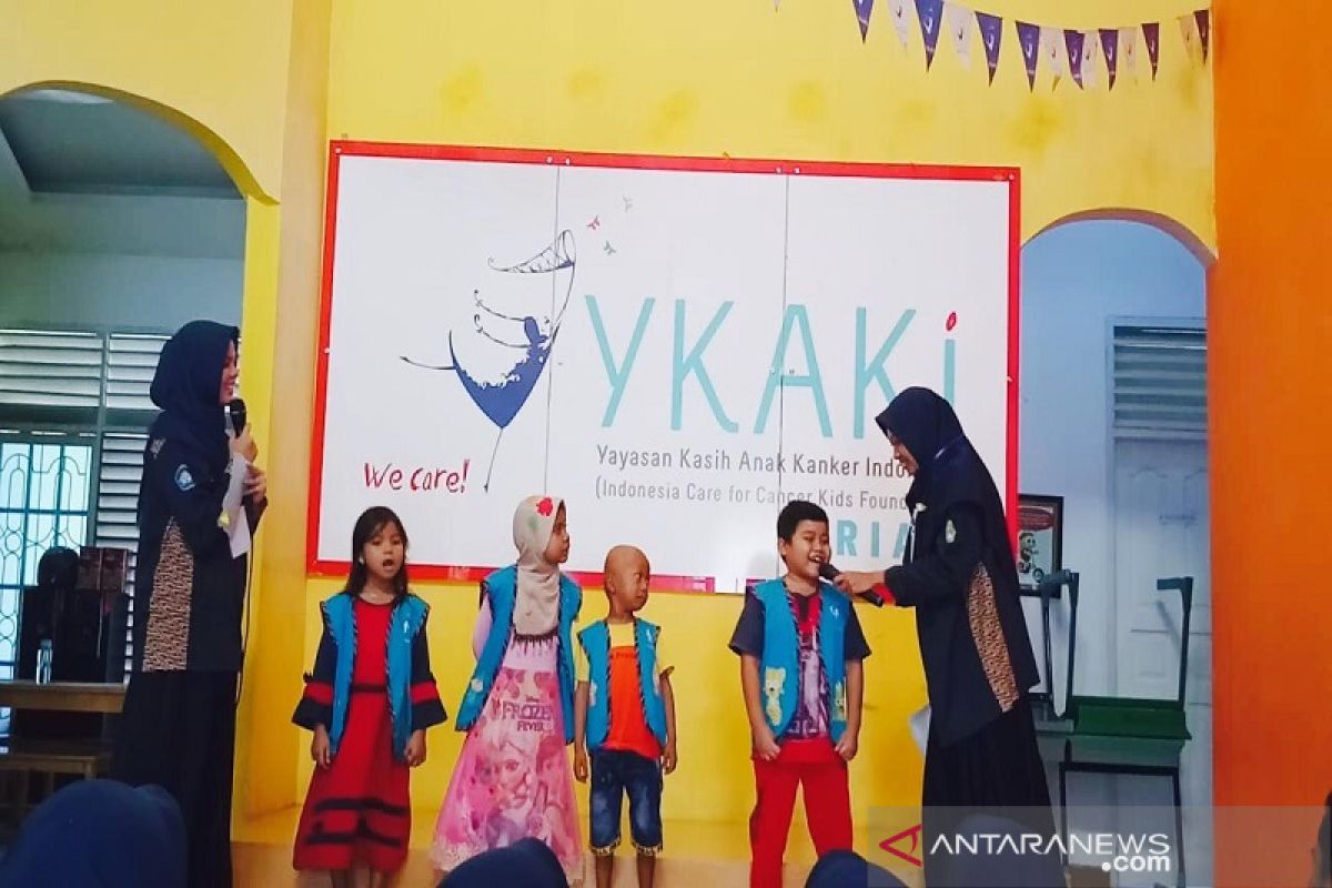 VIDEO - BEM FKP Unri hibur anak penderita kanker di Pekanbaru