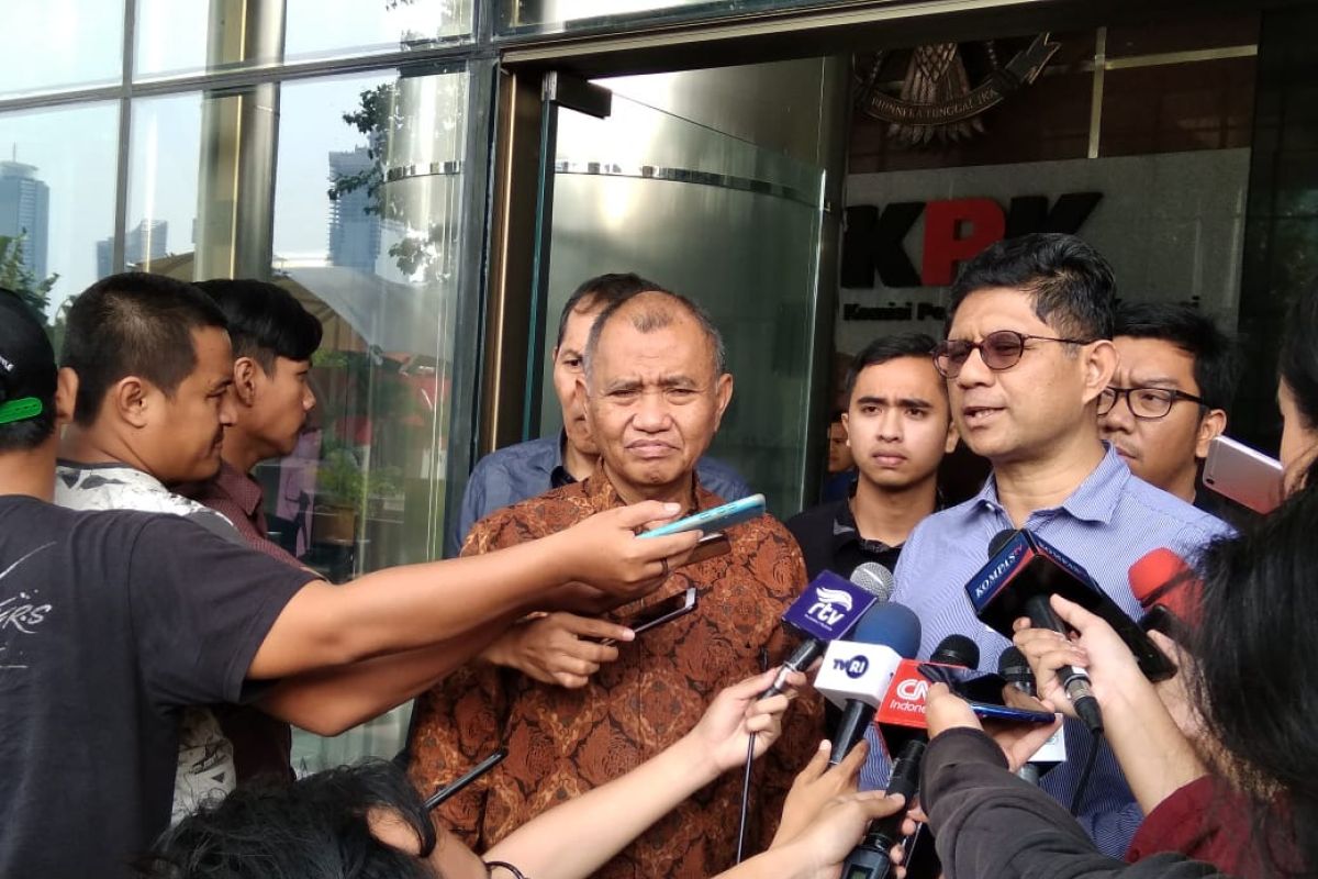 Tiga pimpinan KPK mengajukan "judicial review" Ke MK