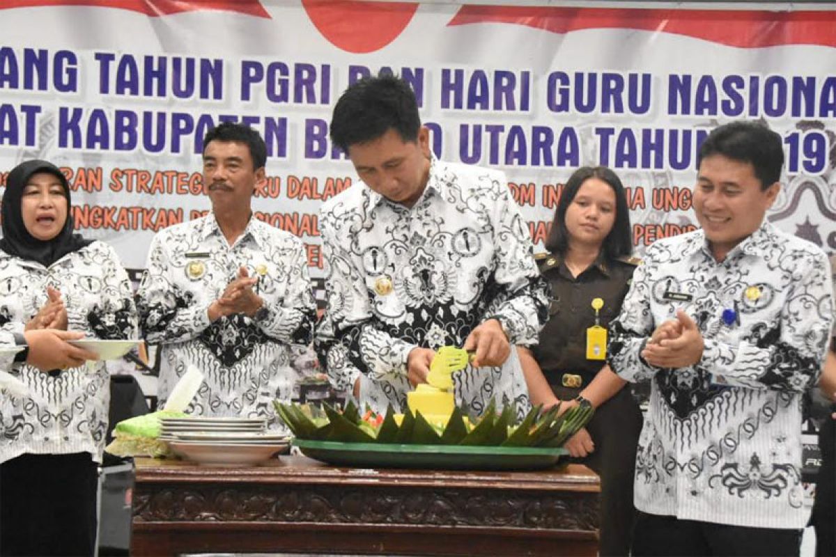 Guru di Barut gunakan baju batik PGRI baru