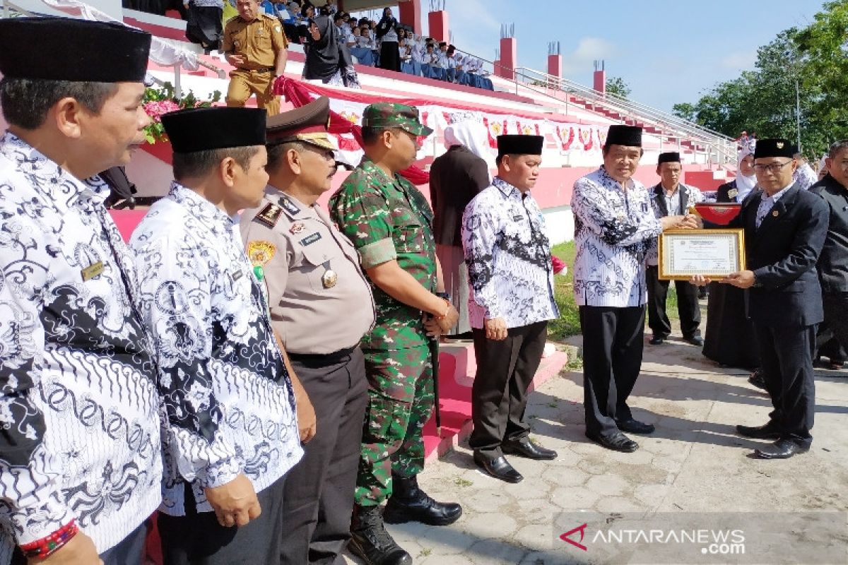 Tepuk tangan ribuan guru Kotim apresiasi pidato Mendikbud