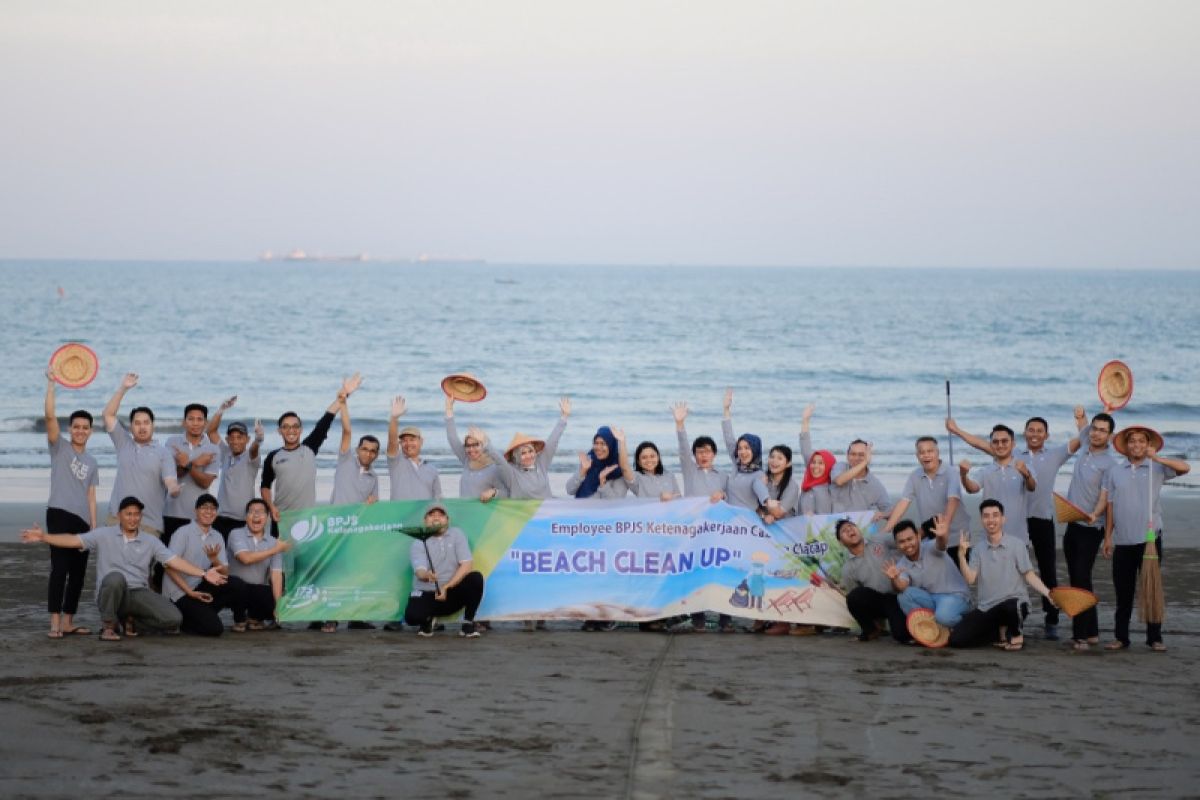 BPJAMSOSTEK Cabang Cilacap bersihkan pantai