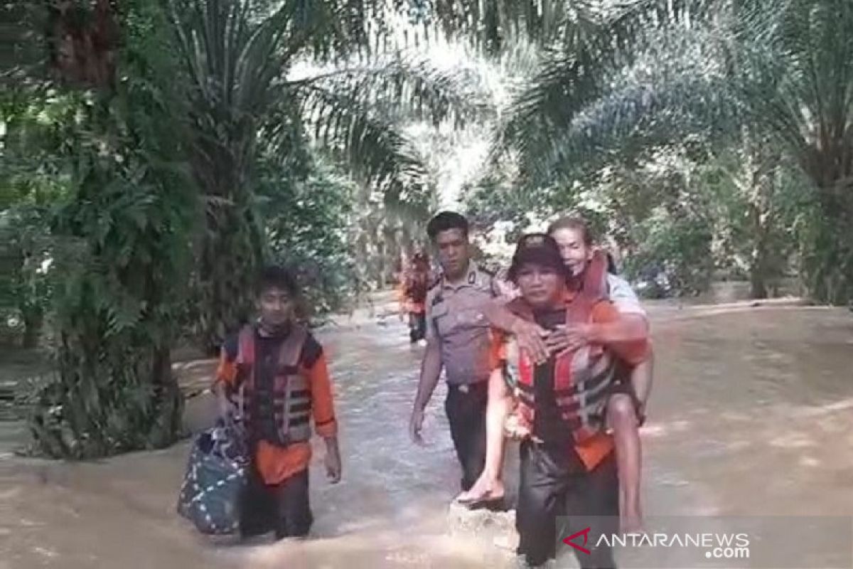 VIDEO - Perjuangan tim penyelamat gendong manula evakuasi korban banjir Rohul