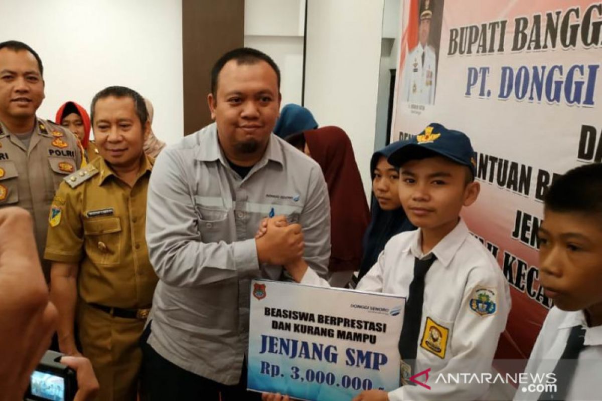 Konsisten pada komitmen, DSLNG serahkan lagi beasiswa untuk 69 siswa Banggai