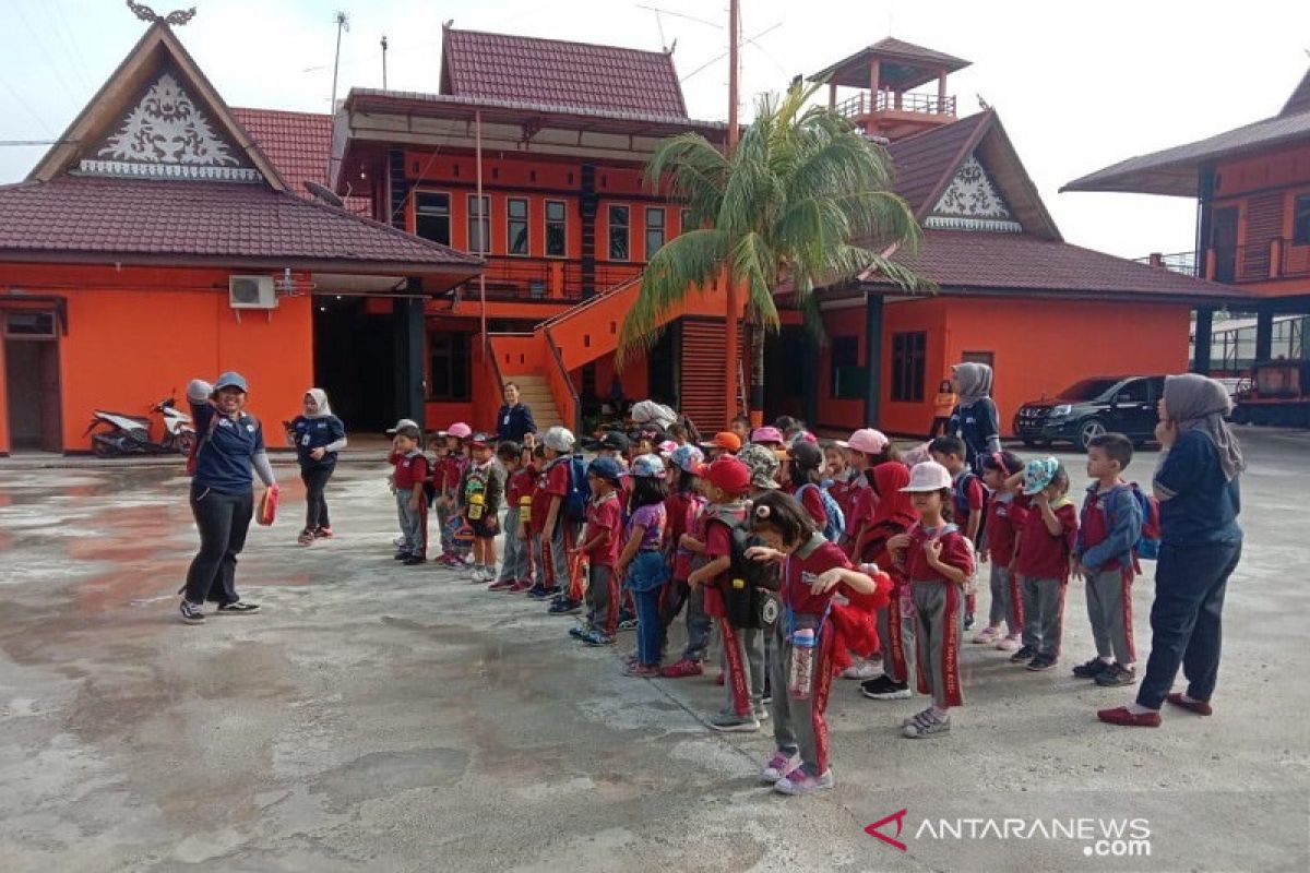 VIDEO - Seru, Ketika puluhan anak TK sambangi markas Basarnas Pekanbaru