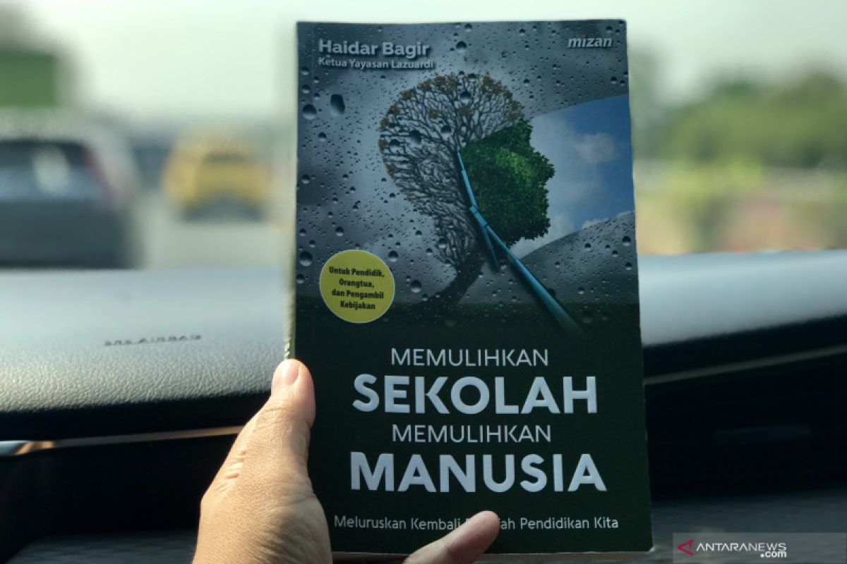 Resensi - Memulihkan sekolah, memulihkan manusia