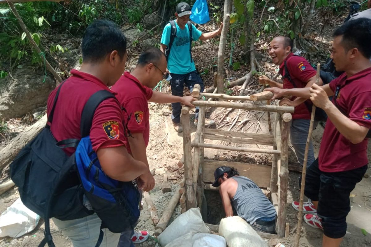 Aparat gabungan menertibkan penambangan emas ilegal di Sumbawa Barat