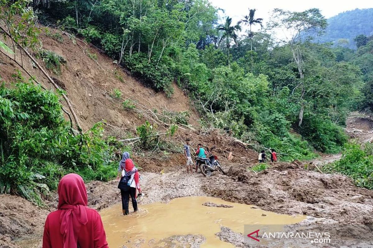 Murid korban banjir bandang menangis kepada guru soal kelanjutan sekolah