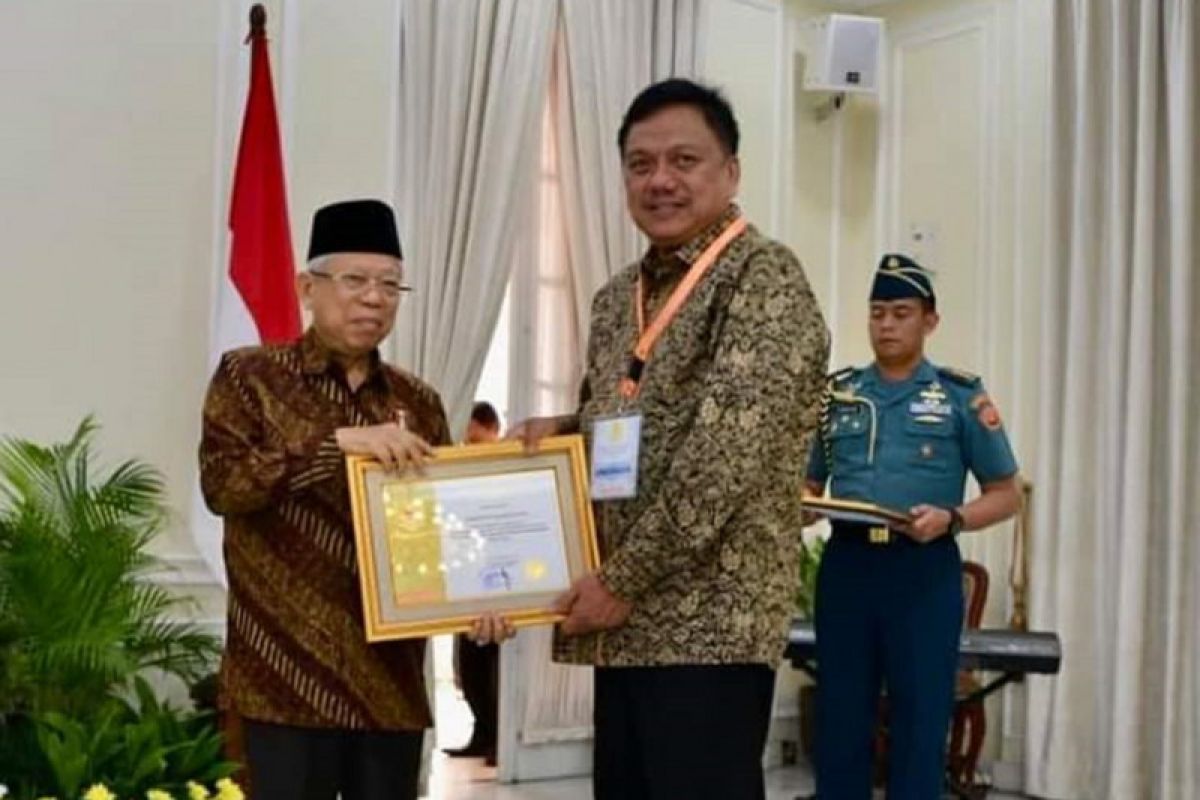 Gubernur Olly Sabet Penghargaan Paramakarya 2019