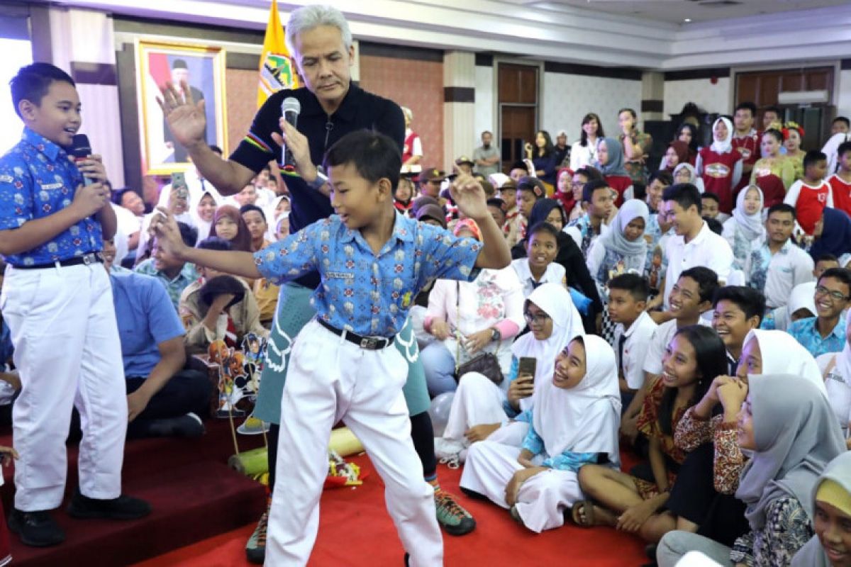 Ganjar "ambyar" bareng anak-anak saat Kampanye Antikekerasan