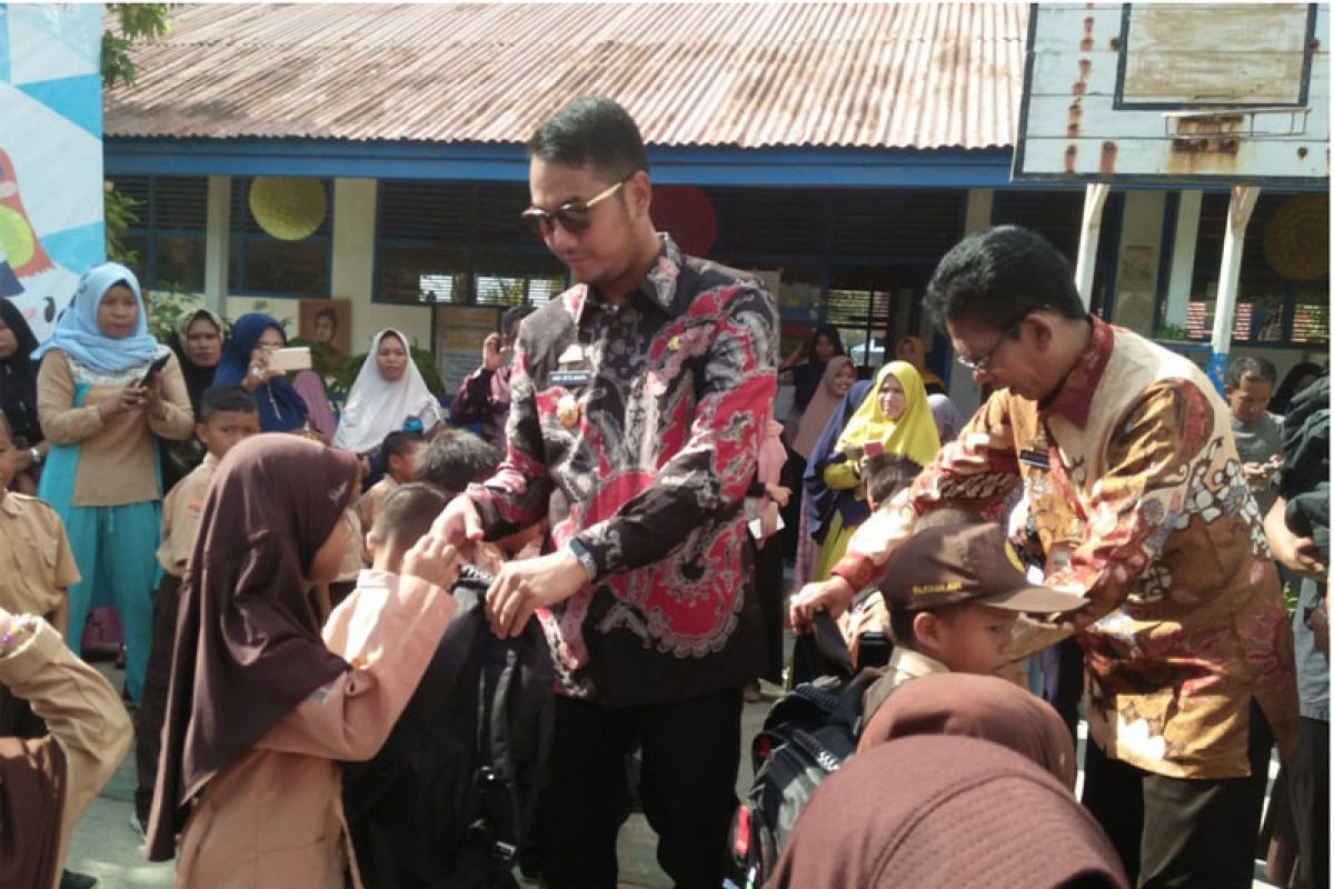 Bupati Sinjai serahkan bantuan perlengkapan sekolah kepada 348 siswa