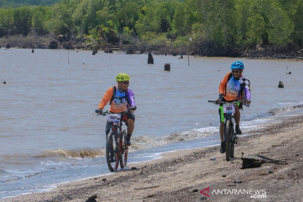 Bersepeda lintasi rawa gambut, Riau garap ekowisata Pulau Cawan