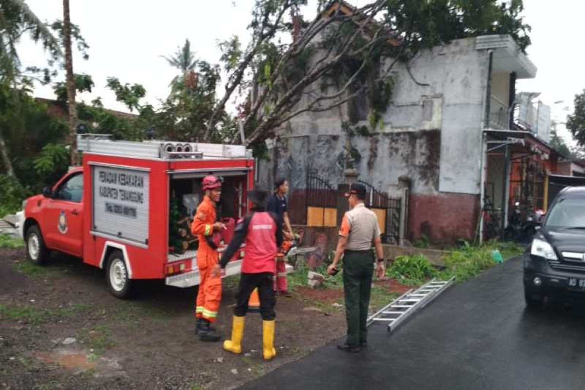 Hujan es disertai angin kencang landa Temanggung