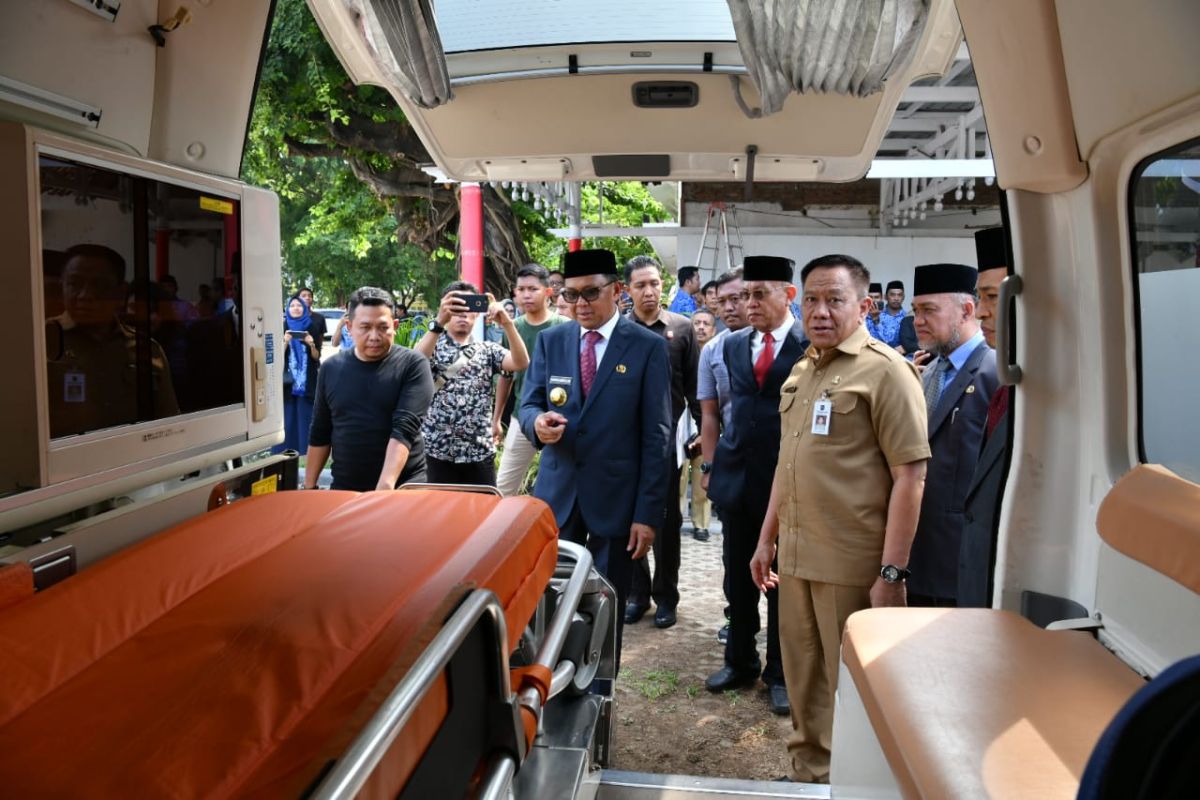 Sulsel  terima 11 unit mobil ambulans dan 27 mobil Damkar dari Jepang