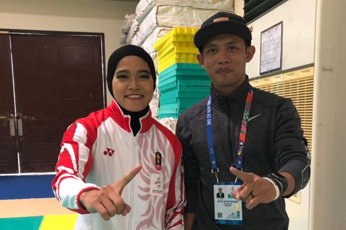 Pencak silat pecah telur emas lewat  Puspa Arum Sari