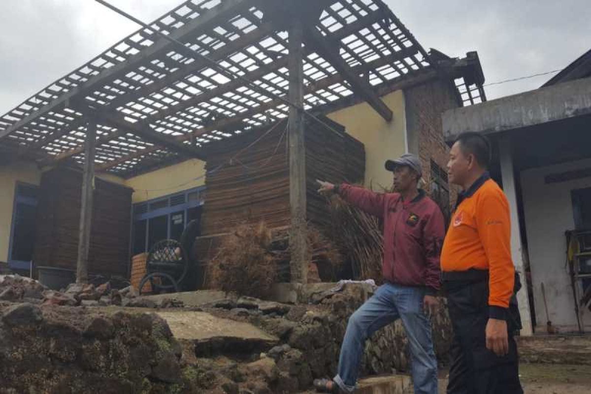 58 rumah di Temanggung rusak diterjang angin kencang