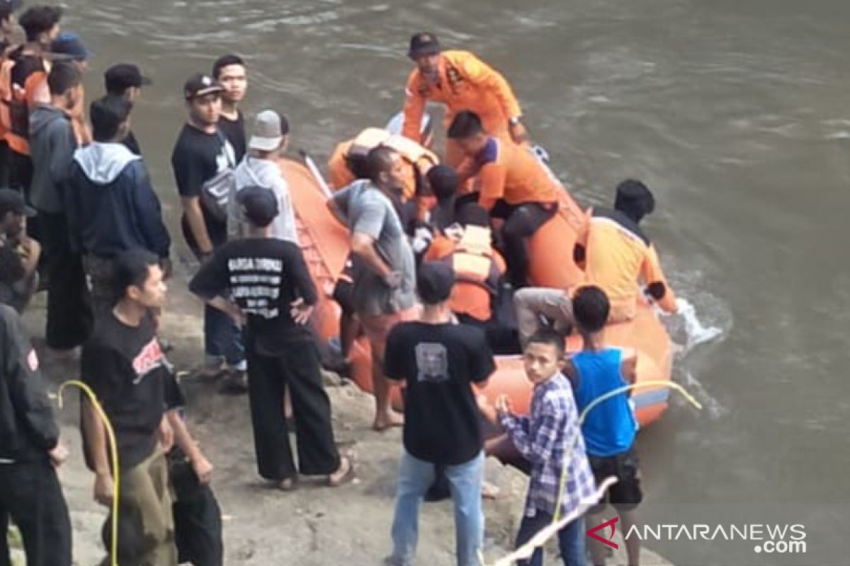 Pasangan suami istri di Jember hanyut terseret derasnya air sungai