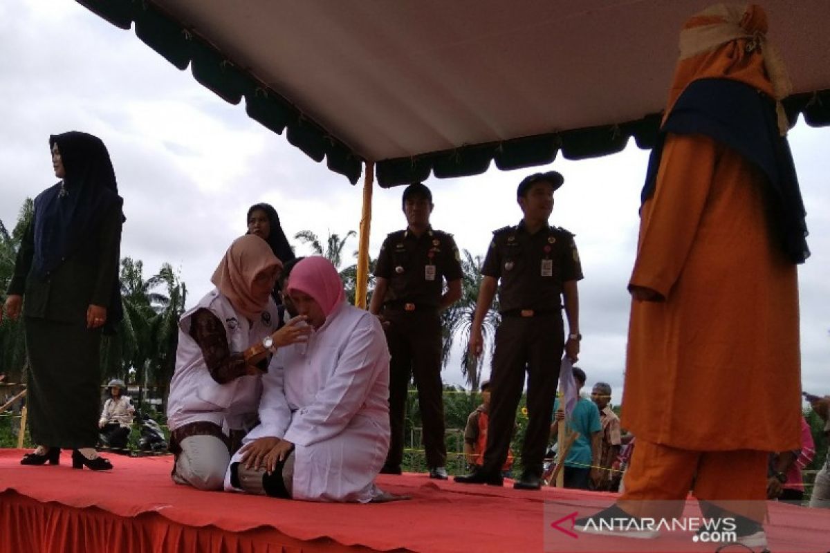 Seorang wanita terdakwa perzinaan tunda hukuman cambuk 61 kali