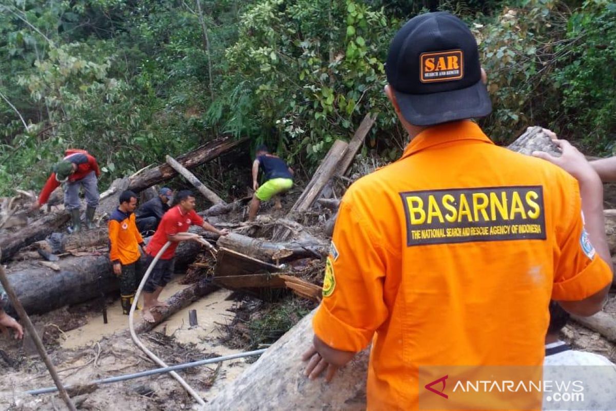 Ayah anak korban longsor Rokan Hulu dibawa ke rumah duka