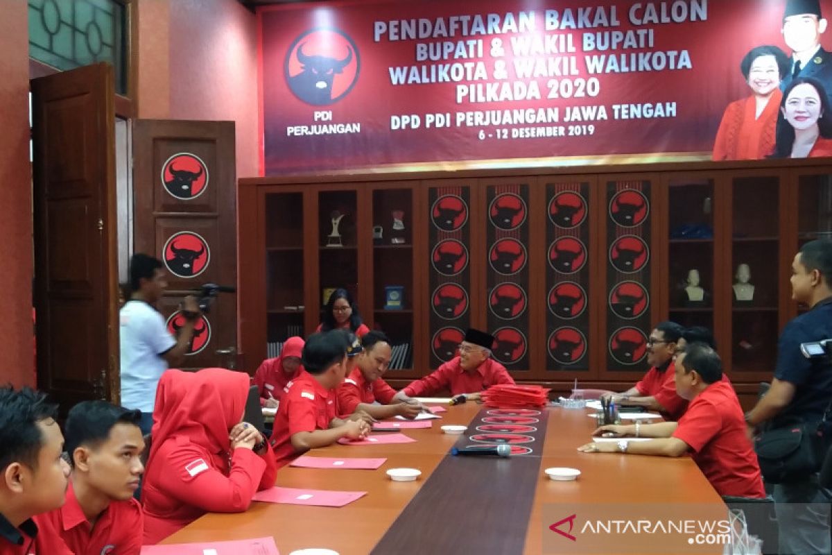 Pejabat Pemprov Jateng mendaftar sebagai bakal calon kepala daerah PDIP