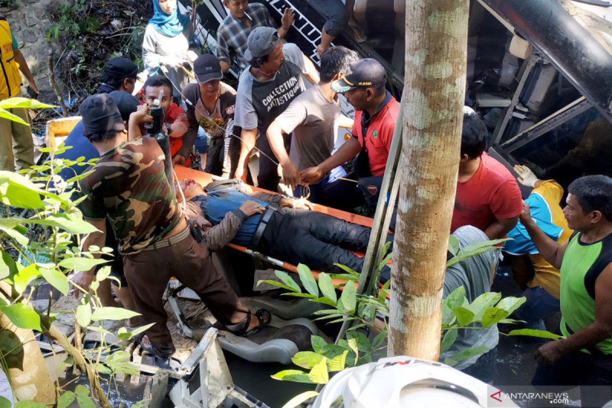 Bus rombongan guru TK terguling di Blitar akibatkan  lima meninggal