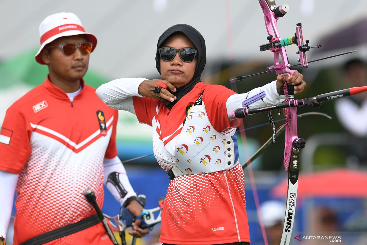 Trio srikandi Indonesia merelakan emas compund putri direbut Thailand