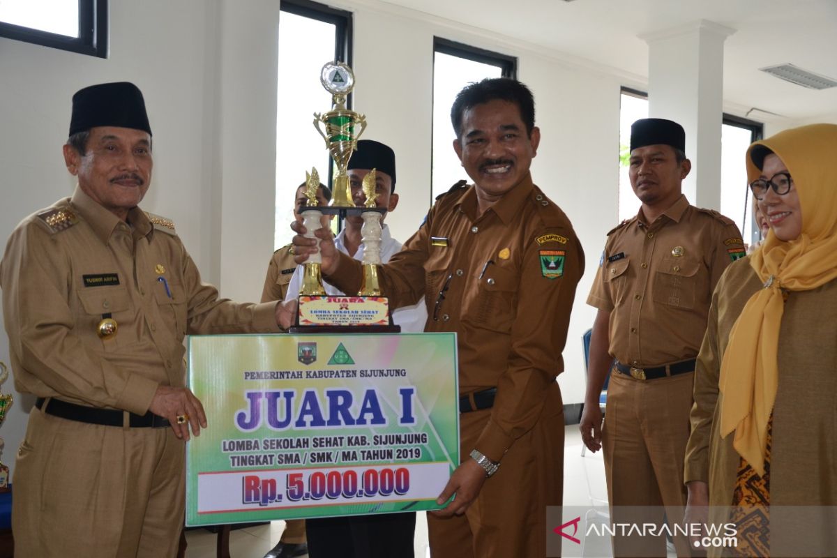 Lomba sekolah sehat di Sijunjung, bupati serahkan hadiah