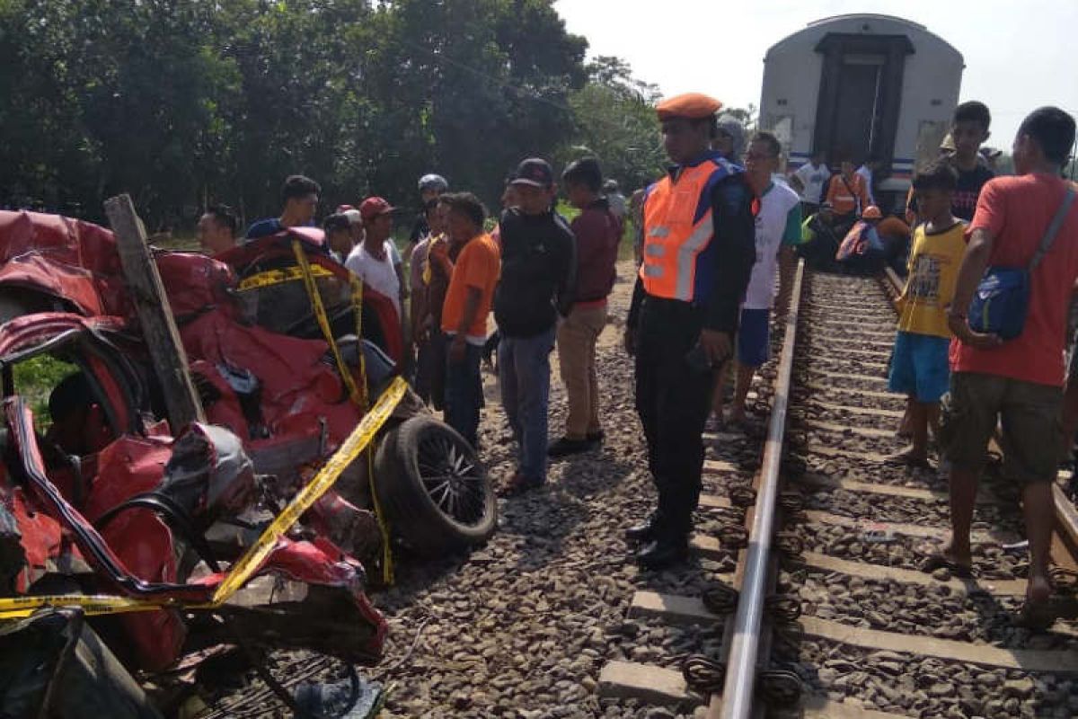 KA Kaligung tabrak Yaris di Kendal, 2 orang tewas