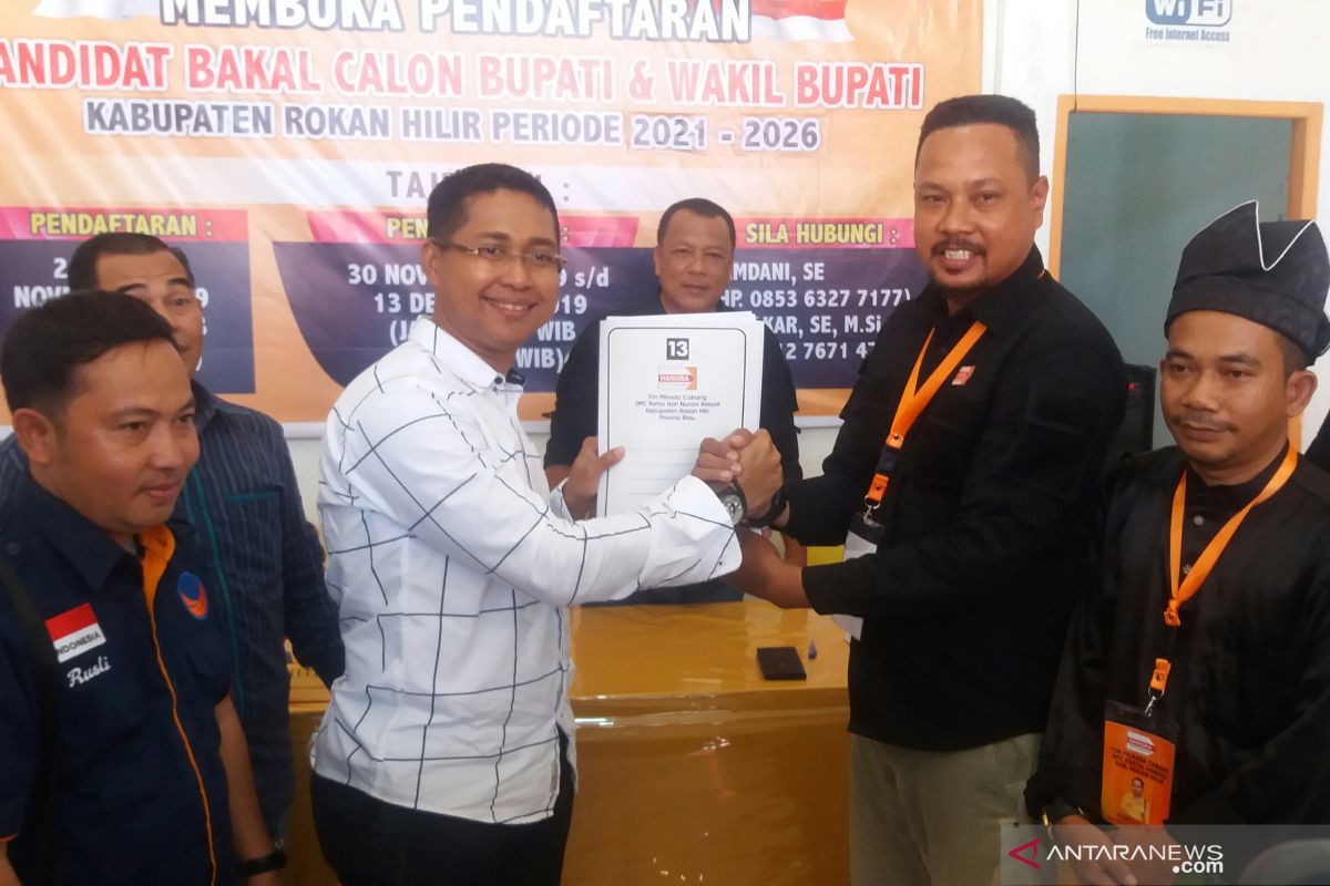 Jhony Charles kembalikan formulir pendaftaran Bacabup Rohil di Hanura