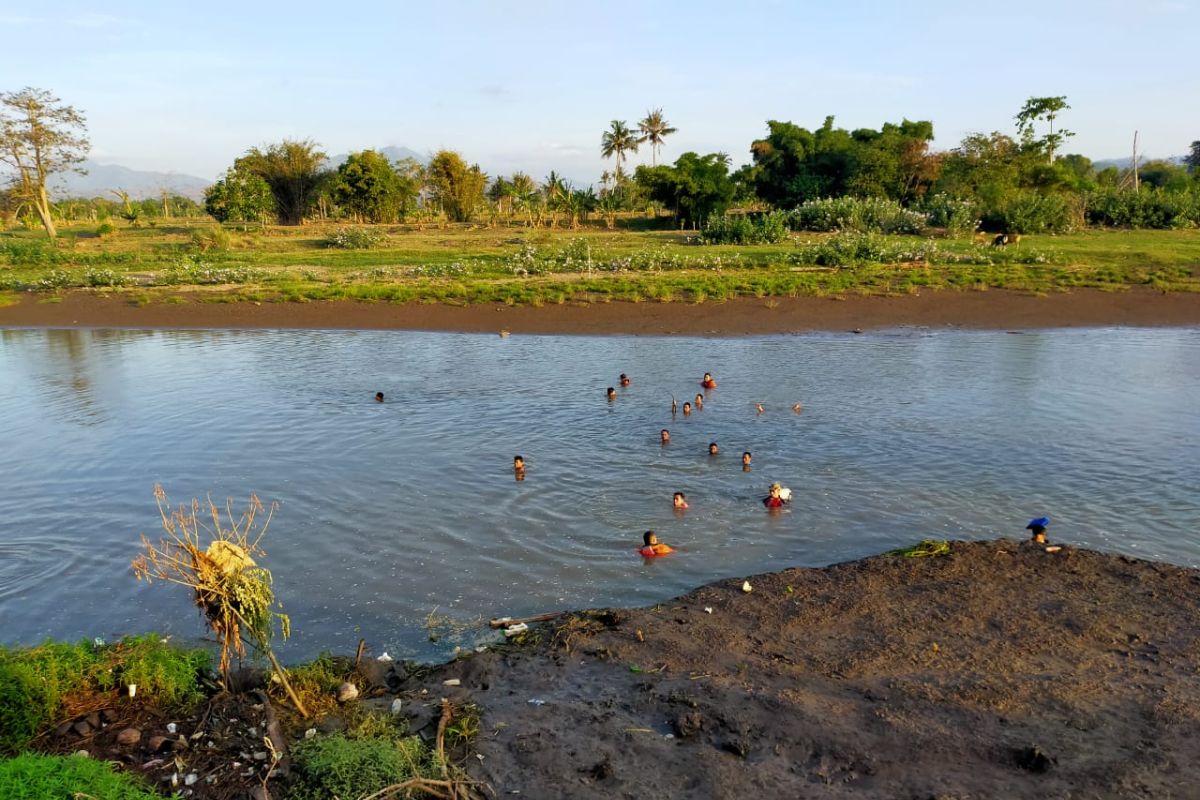 Bocah berusia 8 tahun hanyut di Sungai Desa Perung Sumbawa, SAR terus lakukan pencarian