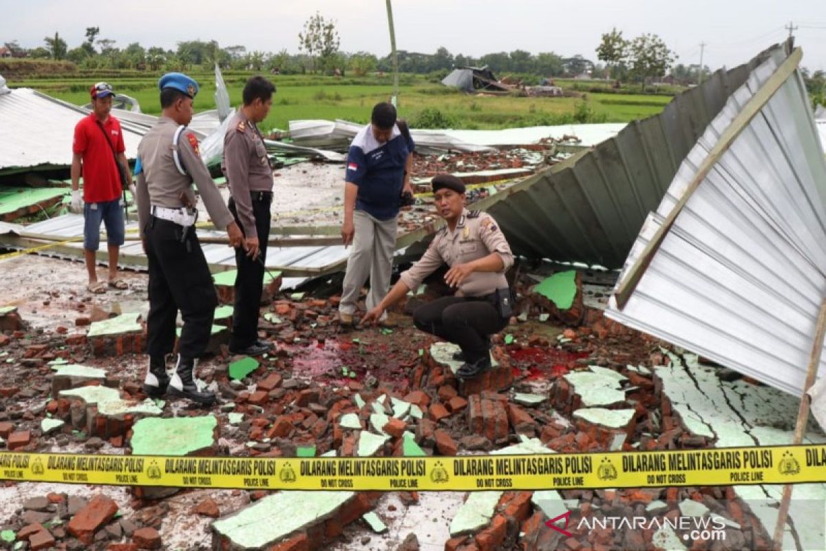 Angin ribut terjang gedung di Boyolali, seorang meninggal