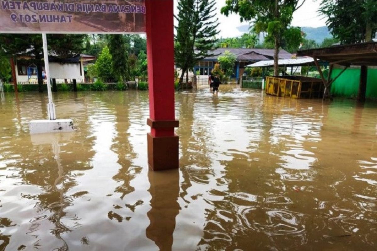 Ratusan siswa tidak bisa laksanakan ujian akibat jalan menuju sekolah terendam banjir