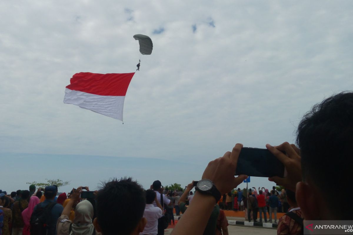 Atraksi terjun payung TNI-AL pukau pengunjung Hari Nusantara 2019