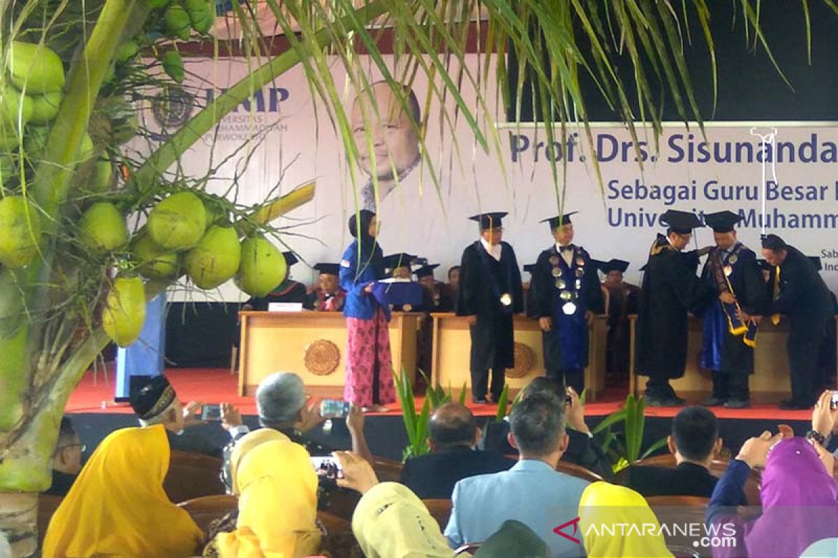 Guru besar ini dikukuhkan di kebun kelapa kopyor