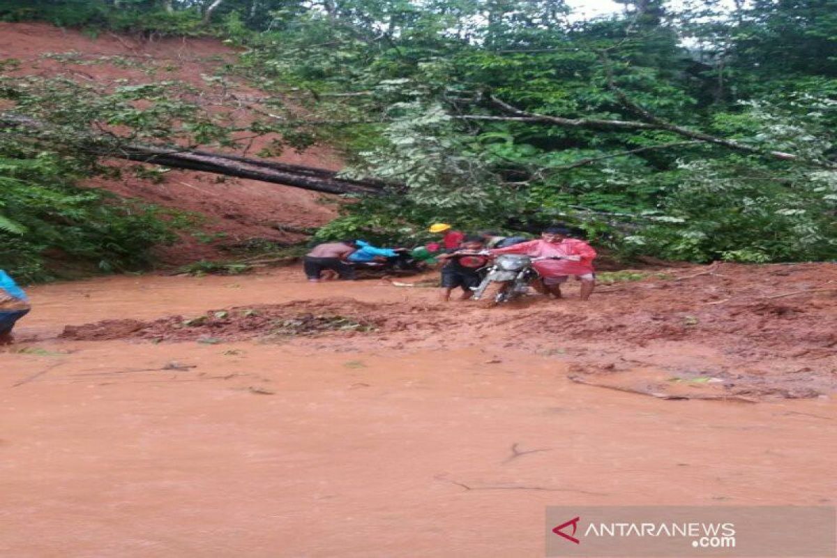 Panyabungan-Simpang Gambir putus total