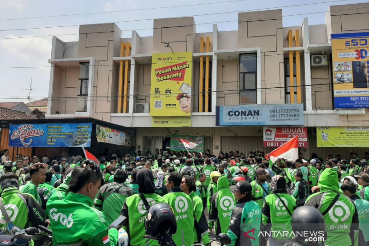 Tarif lebih murah, ratusan pengemudi Gojek dan Grab geruduk Kantor Maxim