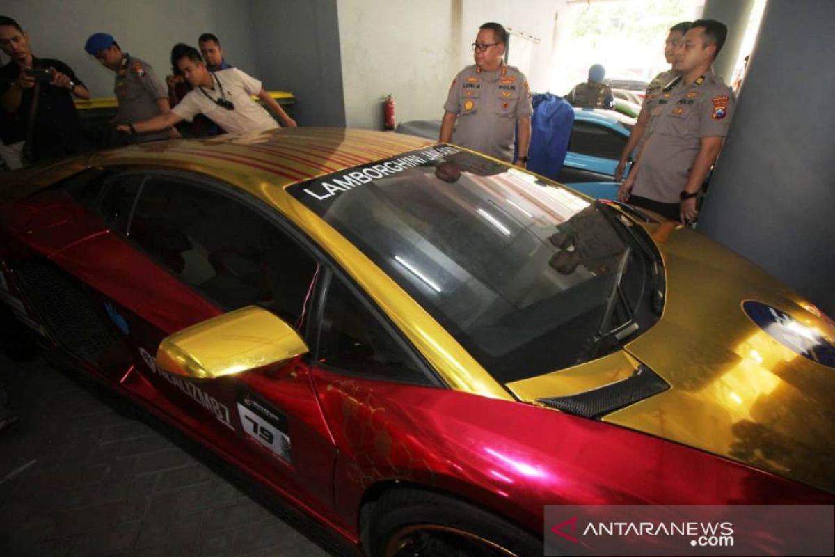 Belasan Ferrari, Porsche, hingga Lamborghini bodong disita polisi