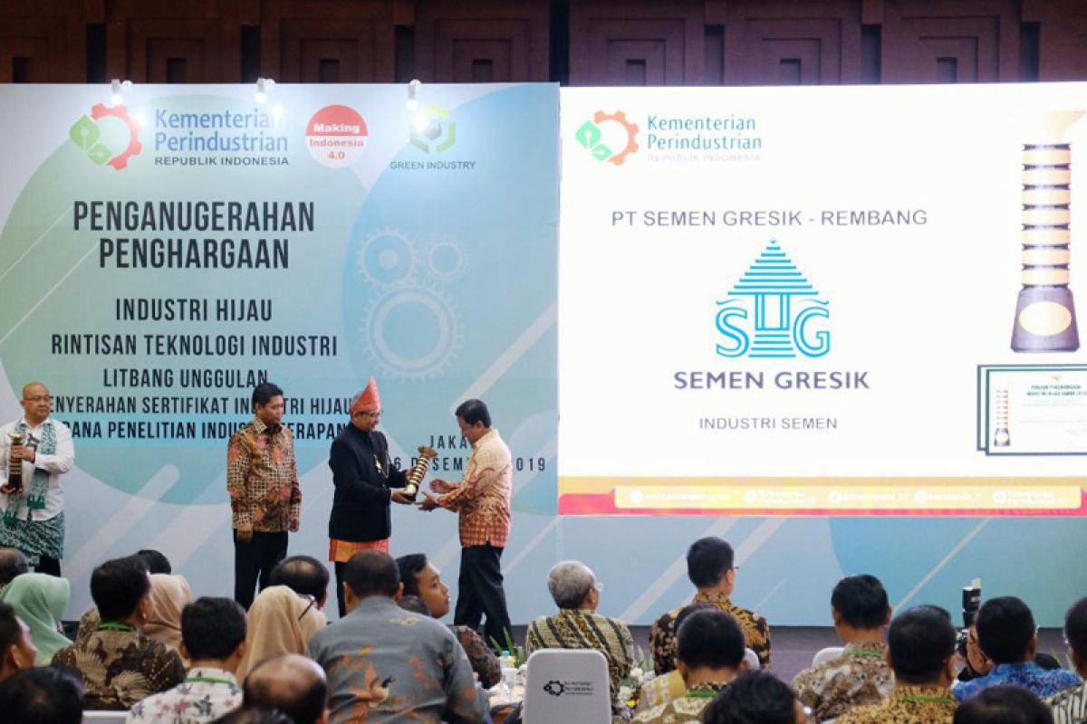 Semen Gresik dianugerahi penghargaan dan Sertifikasi Industri Hijau