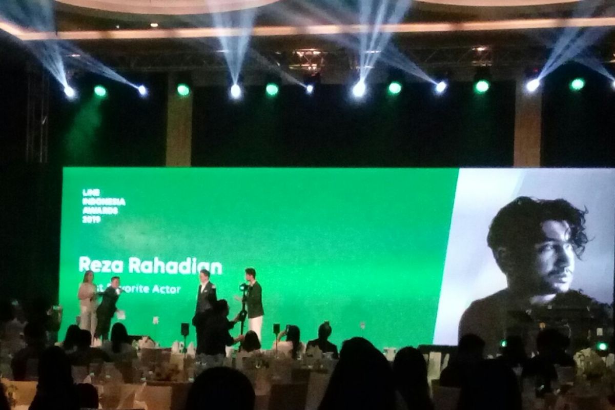 Reza Rahadian meraih penghargaan LINE Indonesia