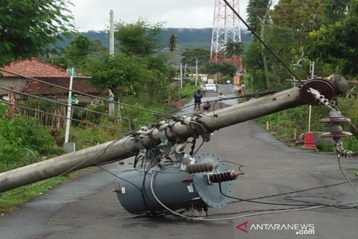 Angin kencang Boyolali robohkan tiang listrik