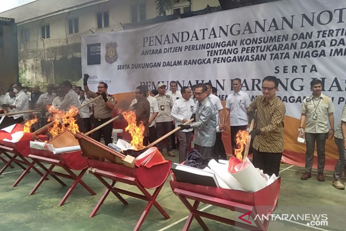 Kemendag memusnahkan ribuan barang impor ilegal