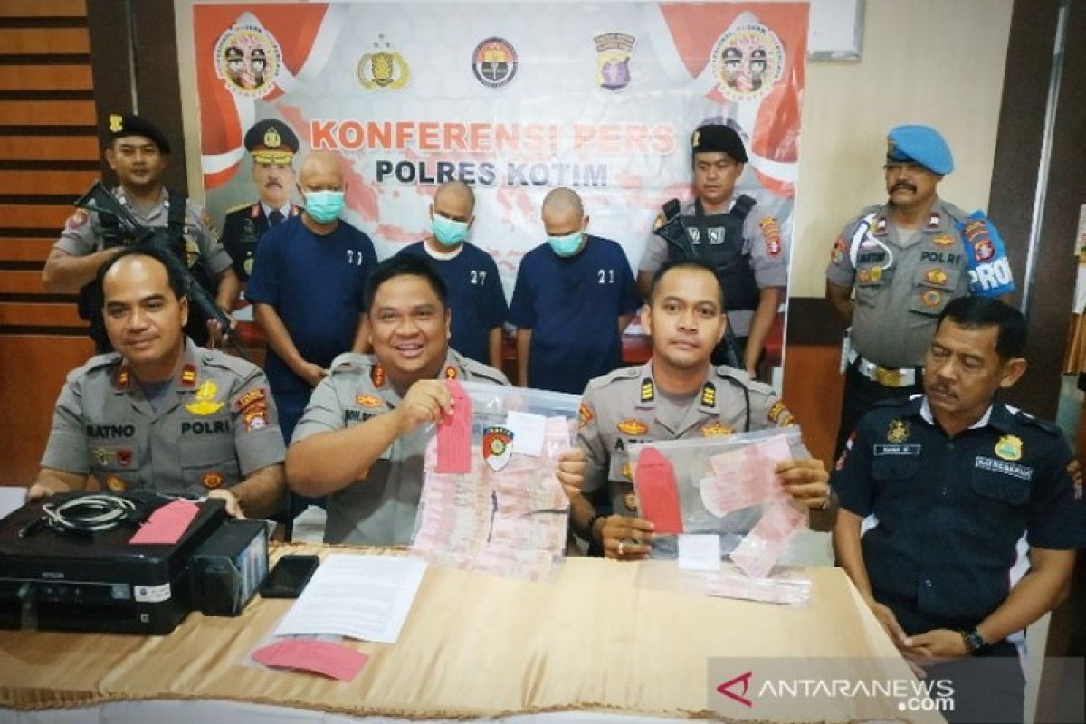 Oknum perangkat desa diduga mencetak uang palsu di kantor desa