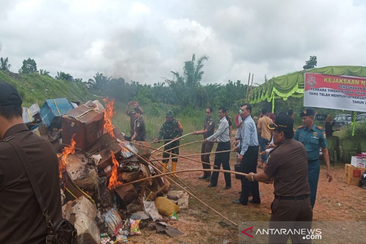 Kejari Dumai musnahkan barang bukti perkara pidana umum dan khusus