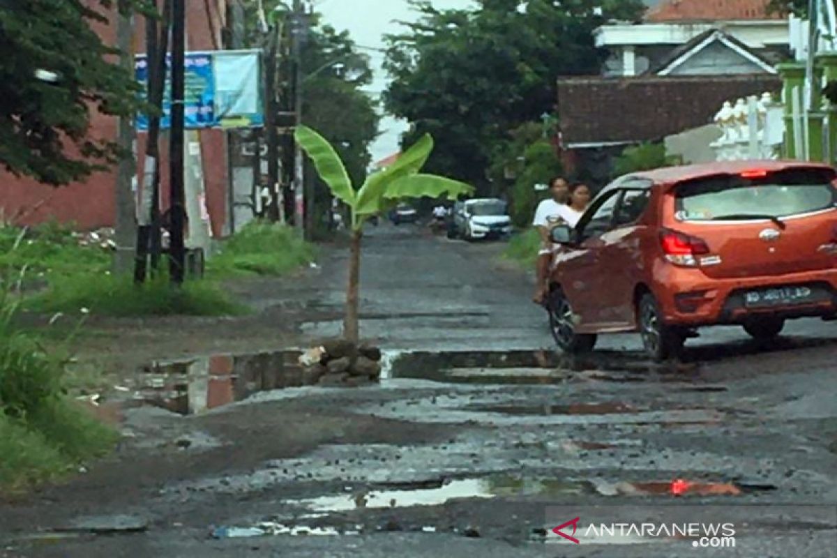 Warga Karanganyar protes, jalan rusak ditanami pohon