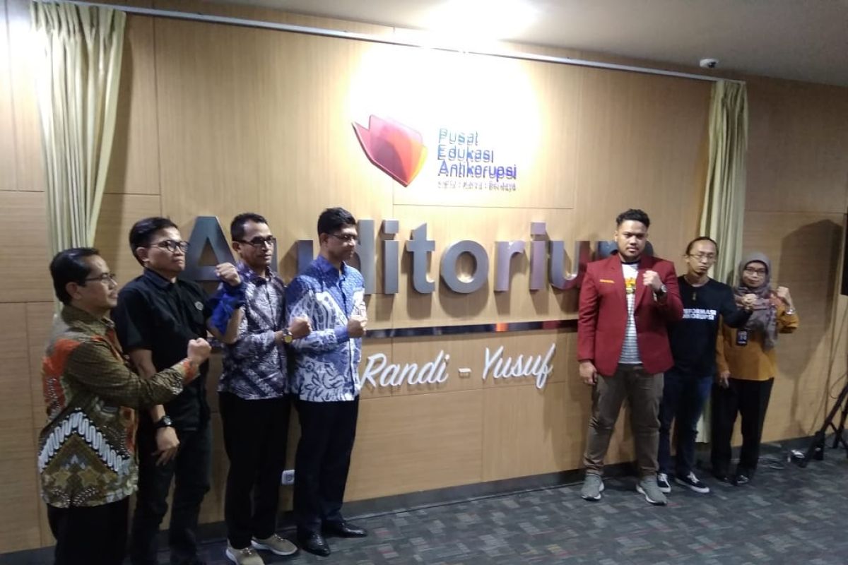 Laode Syarif membacakan puisi untuk mengenang mahasiswa UHO